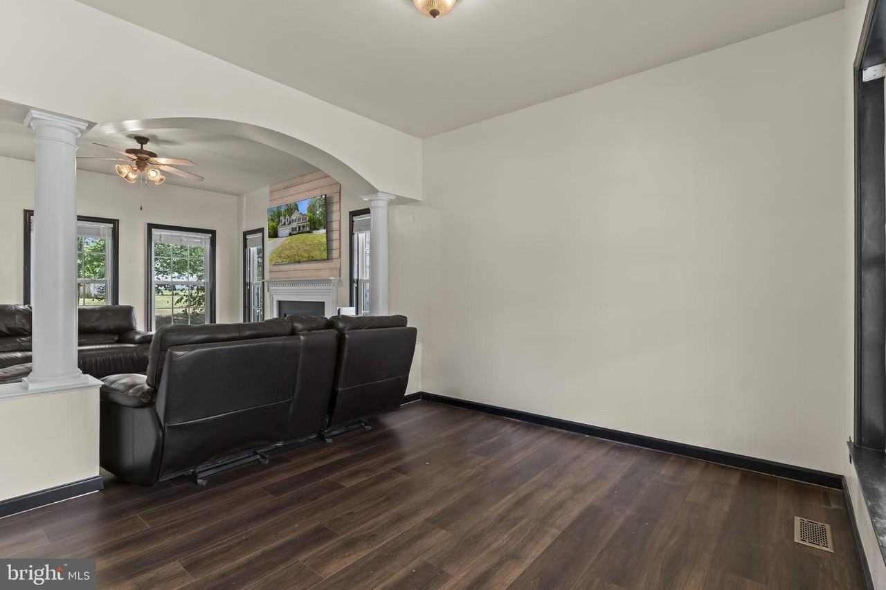 9533 Barbaras Way - Photo 7 of 43