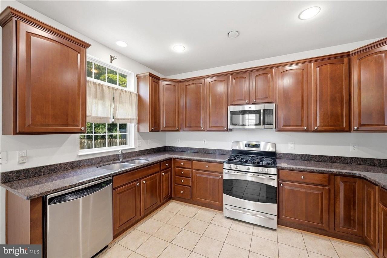195 Woodstream Blvd - Photo 7 of 25