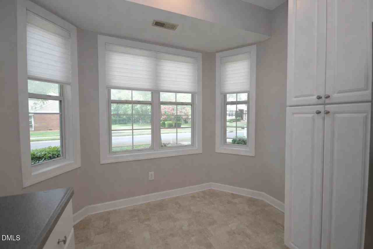3319 Philmont Dr - Photo 7 of 23
