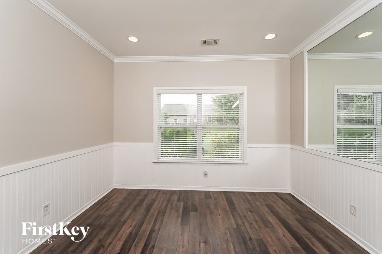 995 Valley Cir - Photo 3 of 15