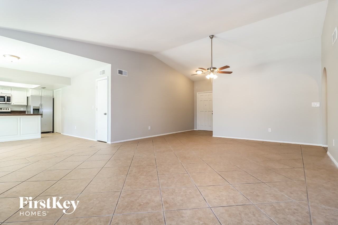 3921 W Pershing Ave - Photo 3 of 14