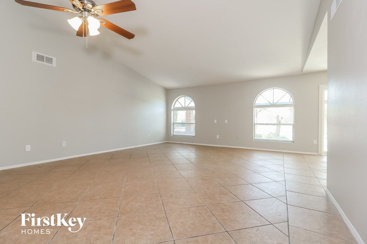 3921 W Pershing Ave - Photo 4 of 14