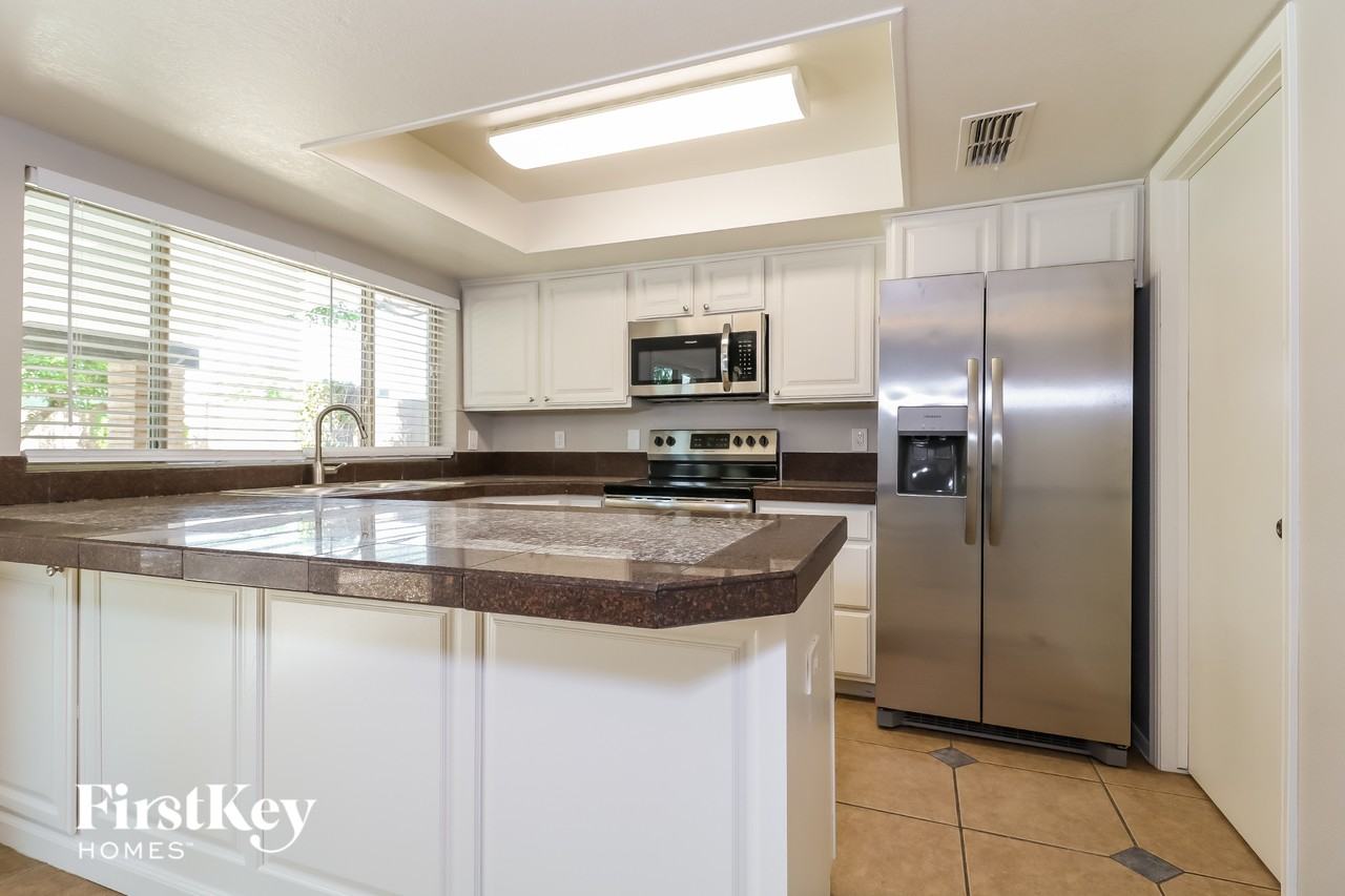 3921 W Pershing Ave - Photo 6 of 14