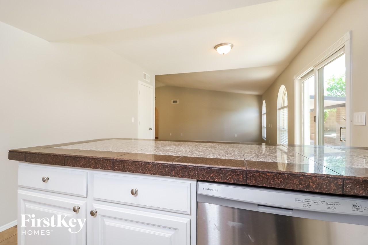 3921 W Pershing Ave - Photo 7 of 14
