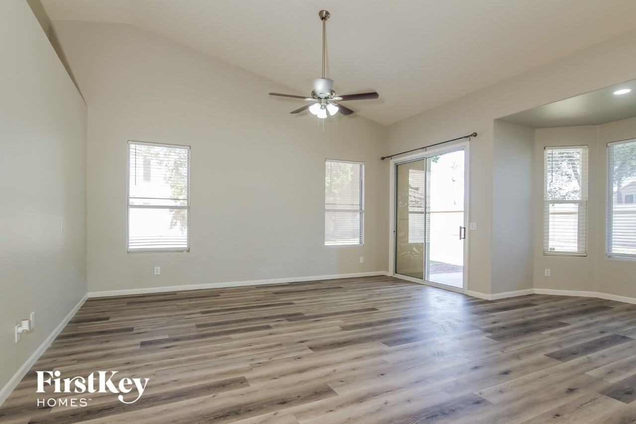 3949 N 111th Dr - Photo 2 of 15