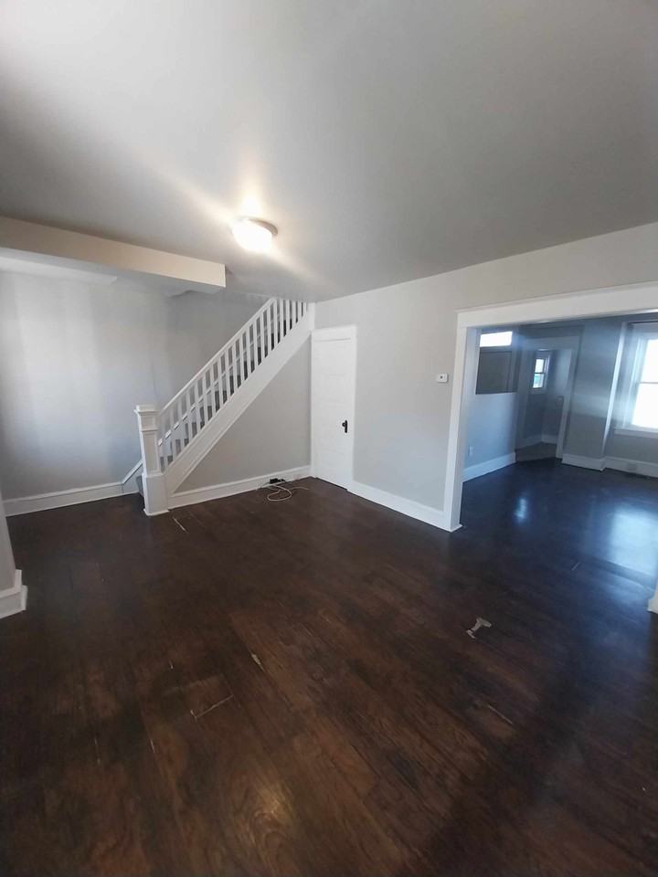 514 W 30th St - Photo 3 of 10