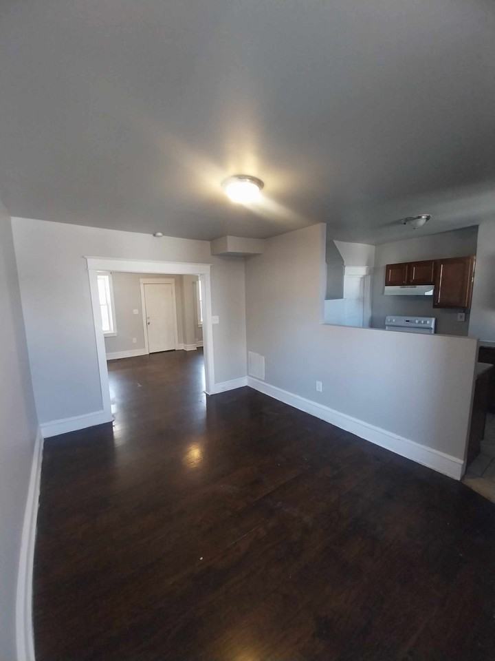 514 W 30th St - Photo 4 of 10