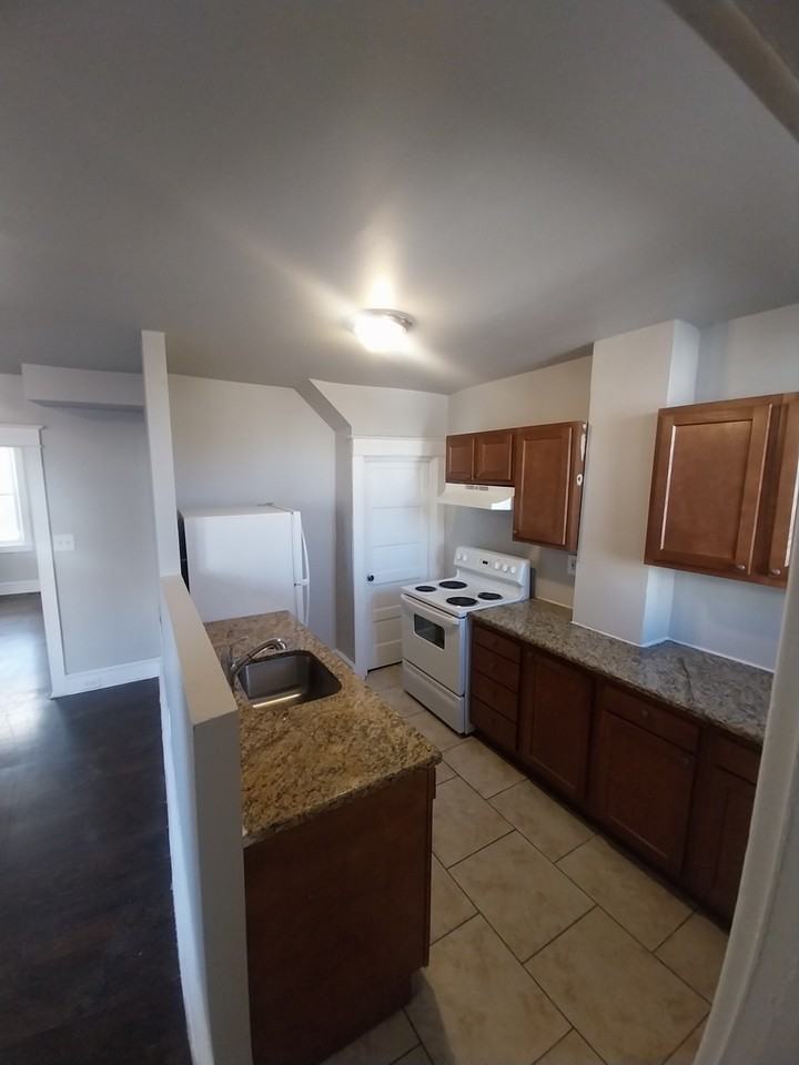 514 W 30th St - Photo 5 of 10