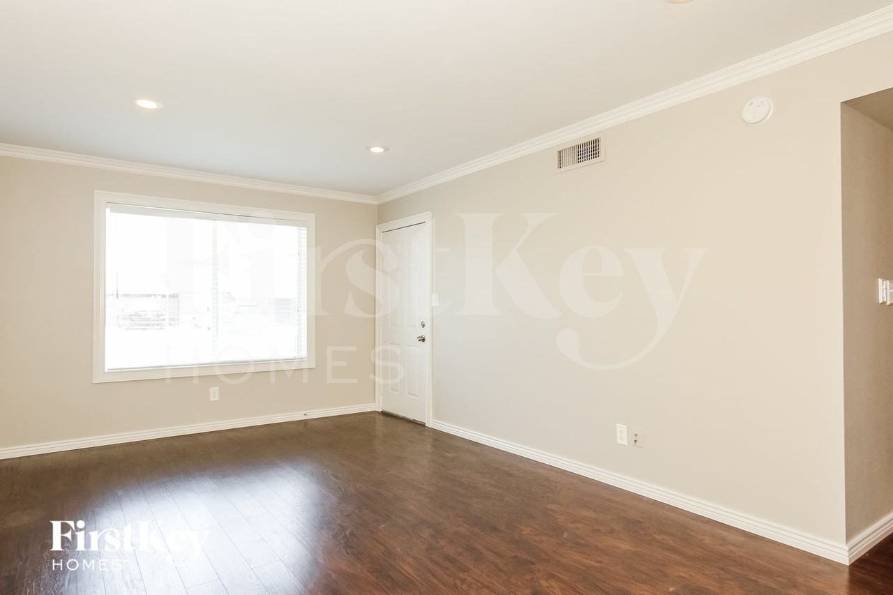 18630 N 17th Ave - Photo 4 of 15