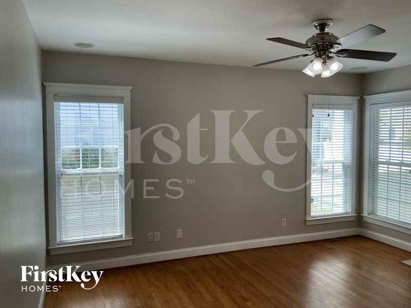 125 E Fenway Ave - Photo 4 of 10
