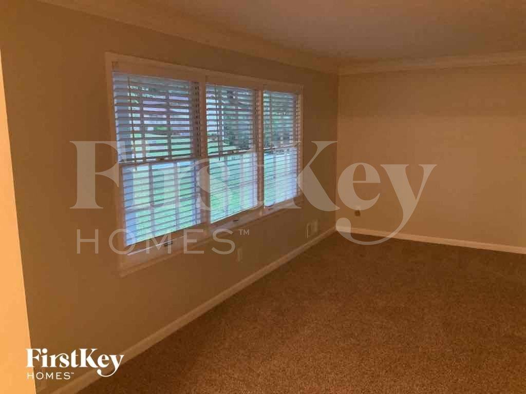 3267 Wintercreeper Dr - Photo 5 of 11