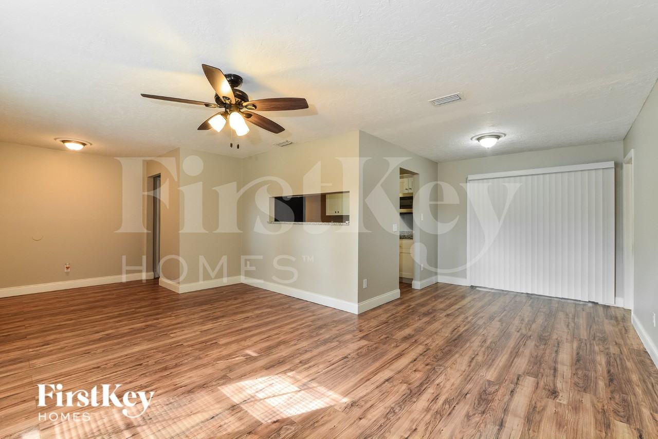 561 Hibiscus Rd - Photo 2 of 17
