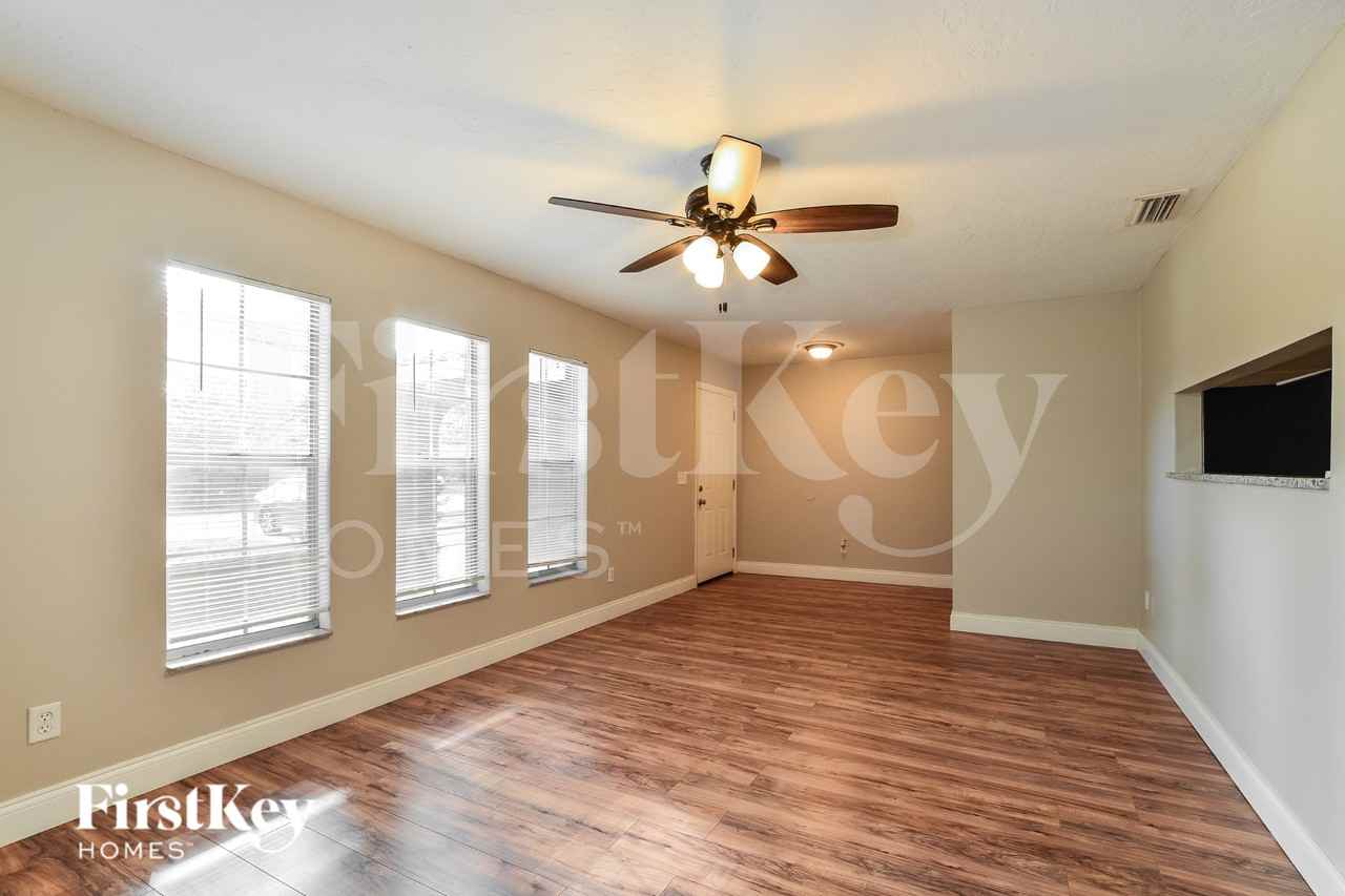 561 Hibiscus Rd - Photo 3 of 17