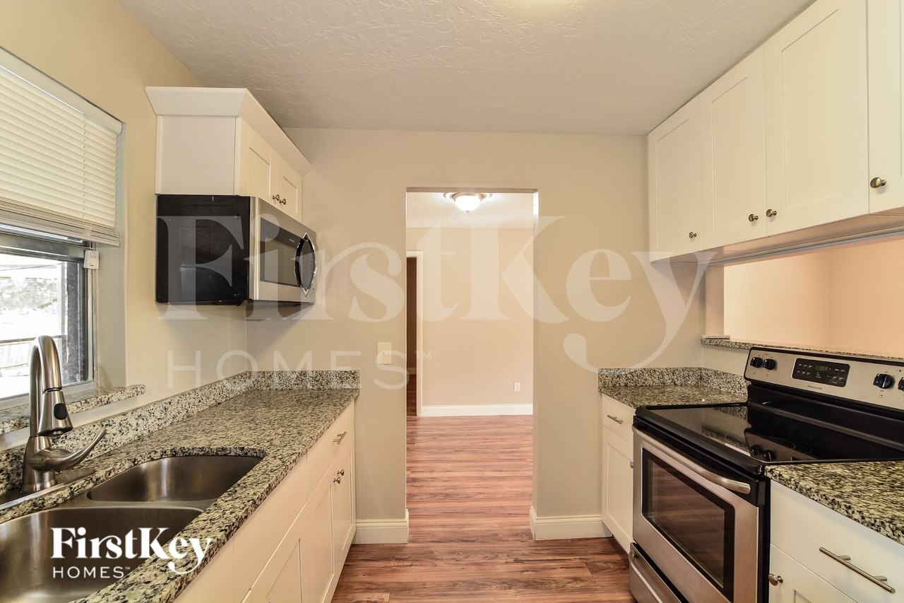 561 Hibiscus Rd - Photo 4 of 17