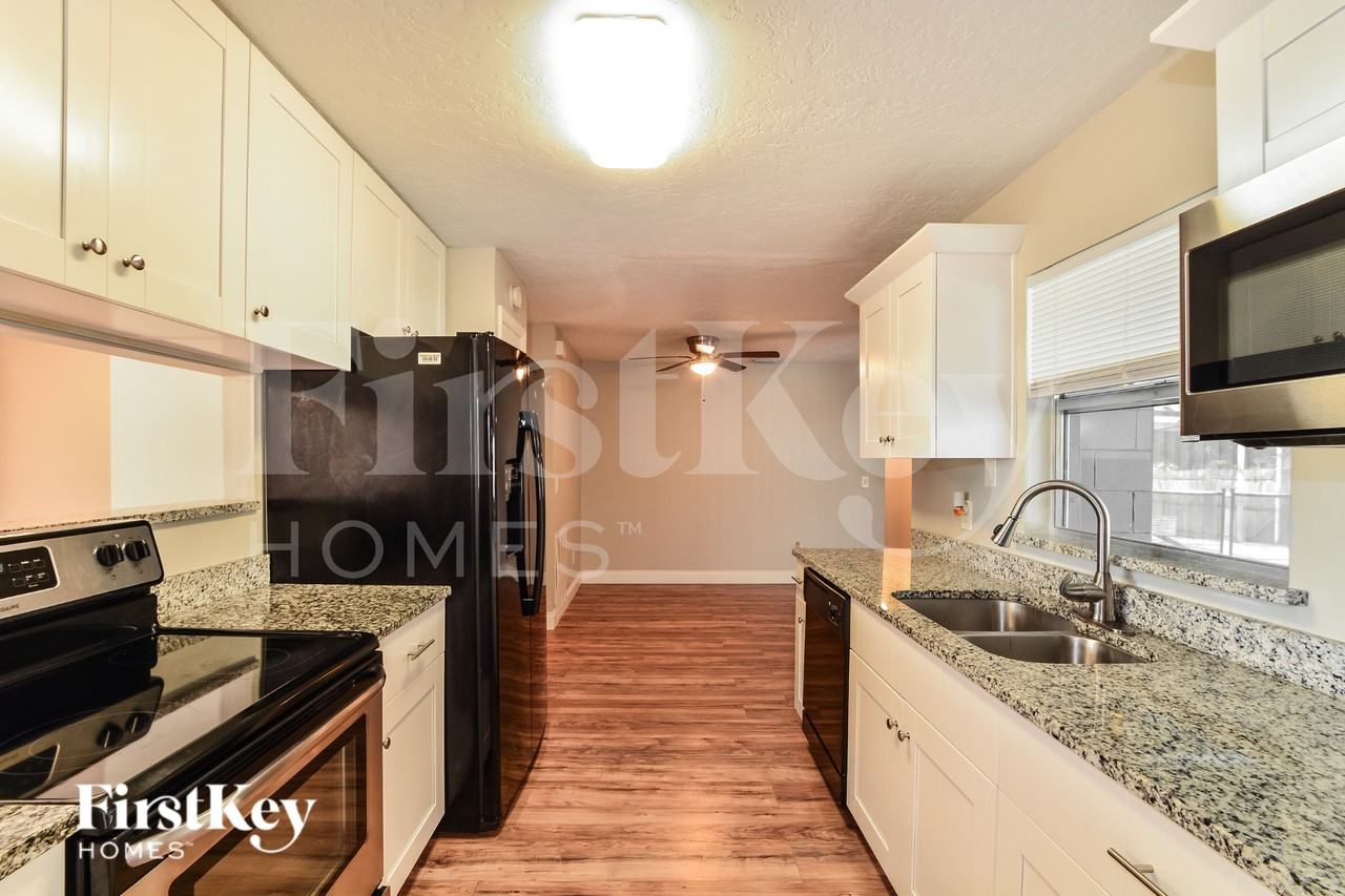 561 Hibiscus Rd - Photo 5 of 17