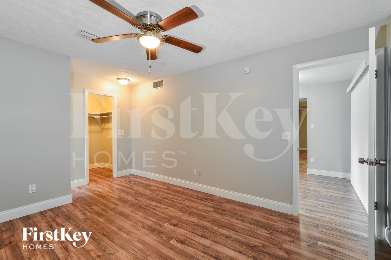 561 Hibiscus Rd - Photo 6 of 17