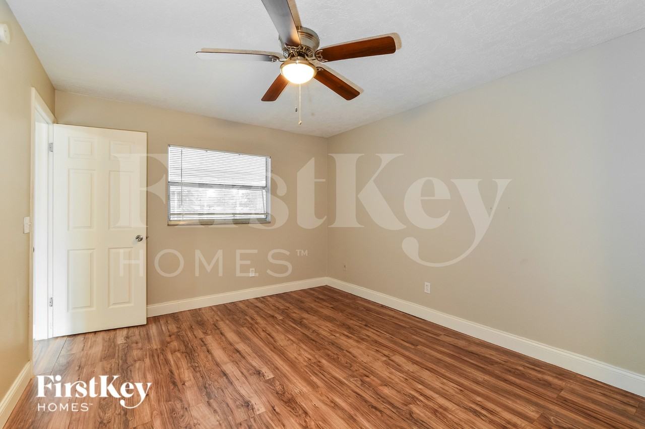 561 Hibiscus Rd - Photo 7 of 17