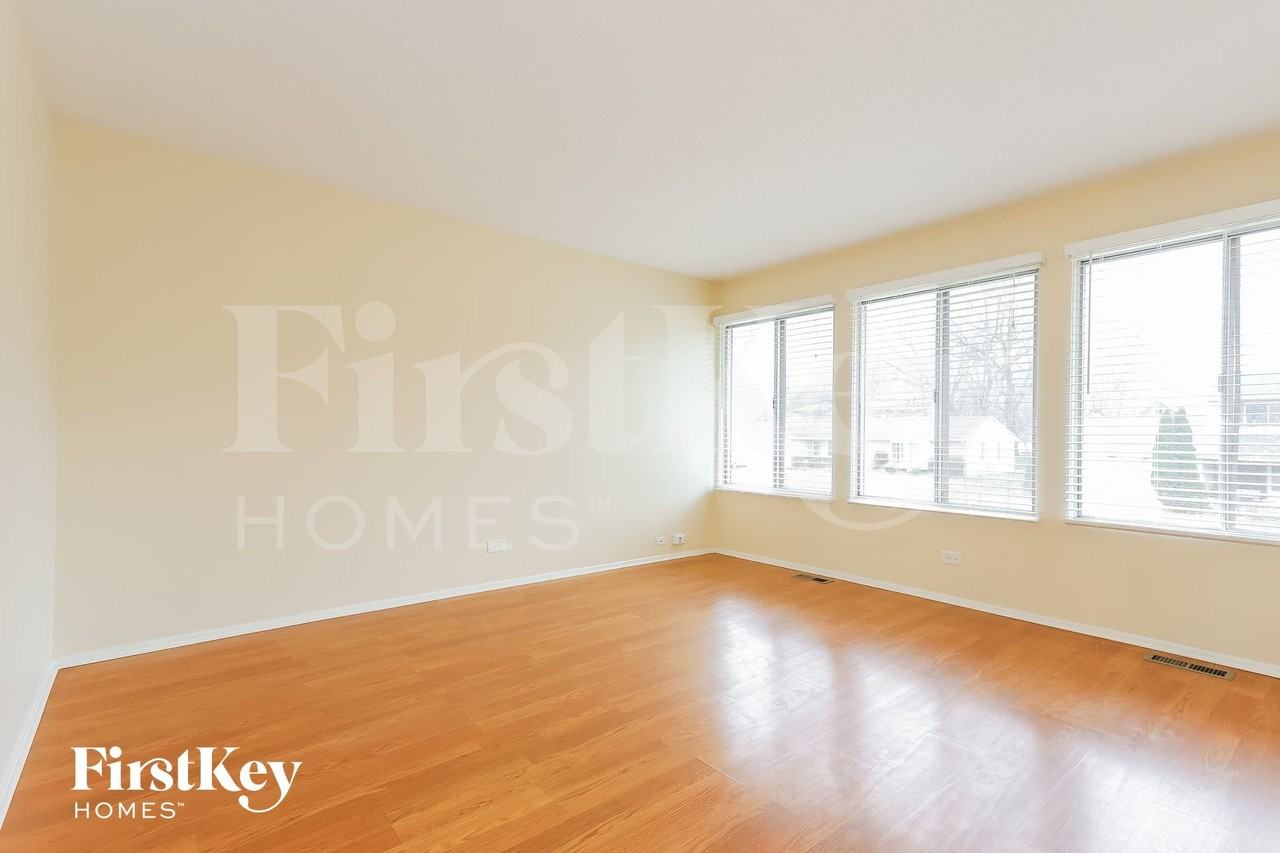 185 Mulford Dr - Photo 3 of 15