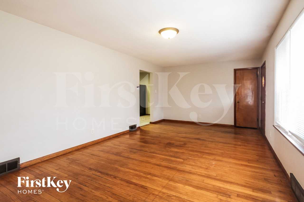 1317 Hathaway Dr - Photo 3 of 15