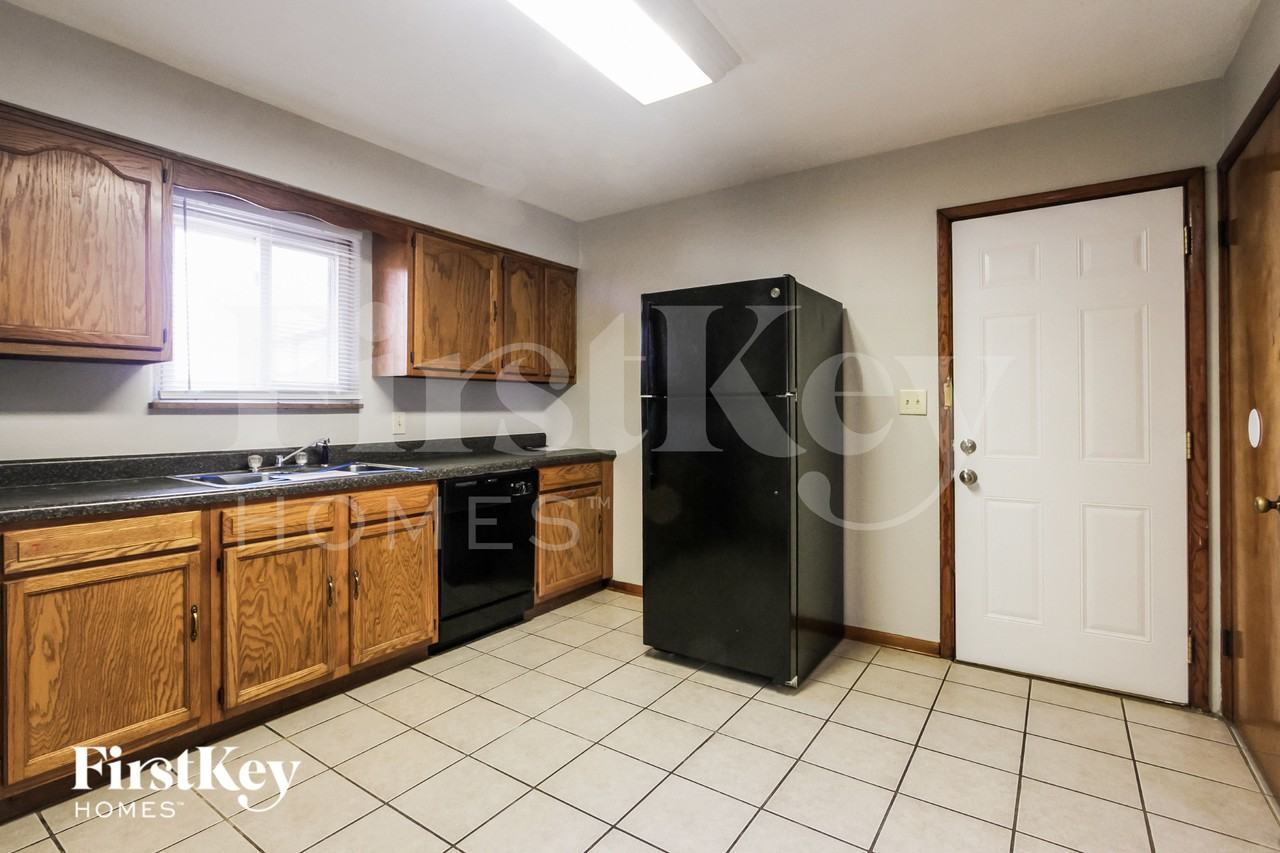 1317 Hathaway Dr - Photo 4 of 15