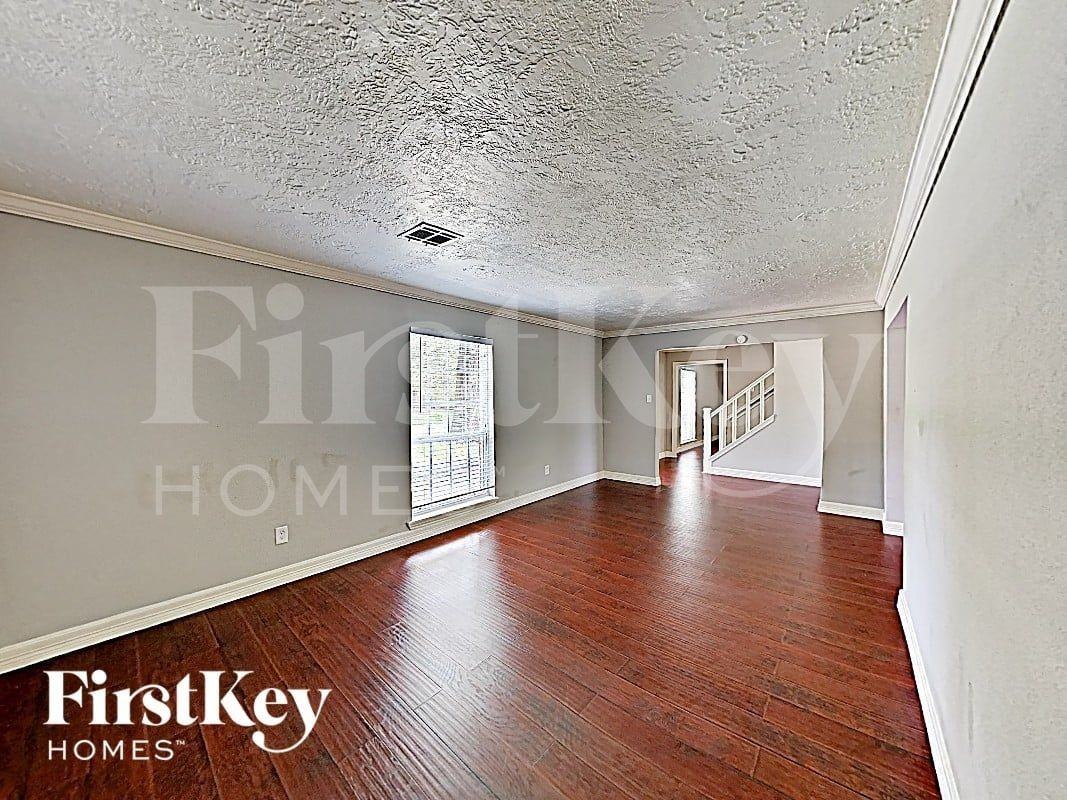 10122 Woodhollow Dr - Photo 2 of 17