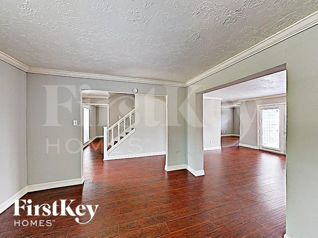 10122 Woodhollow Dr - Photo 3 of 17