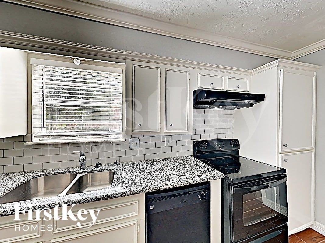 10122 Woodhollow Dr - Photo 4 of 17