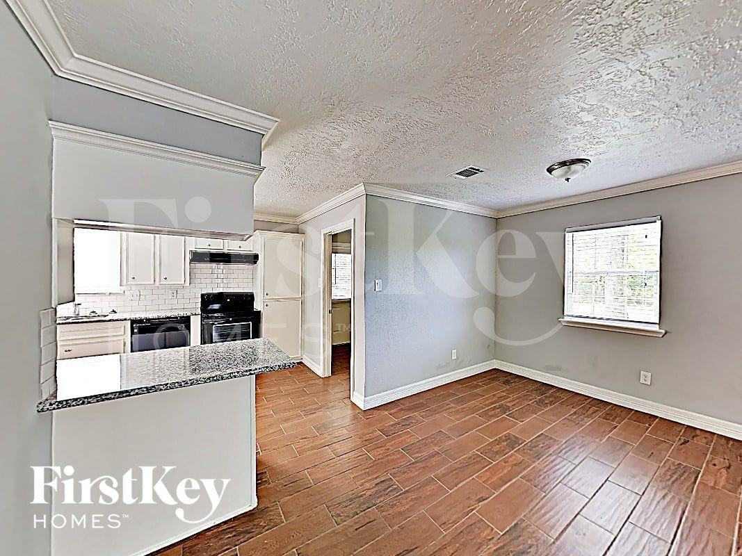 10122 Woodhollow Dr - Photo 5 of 17
