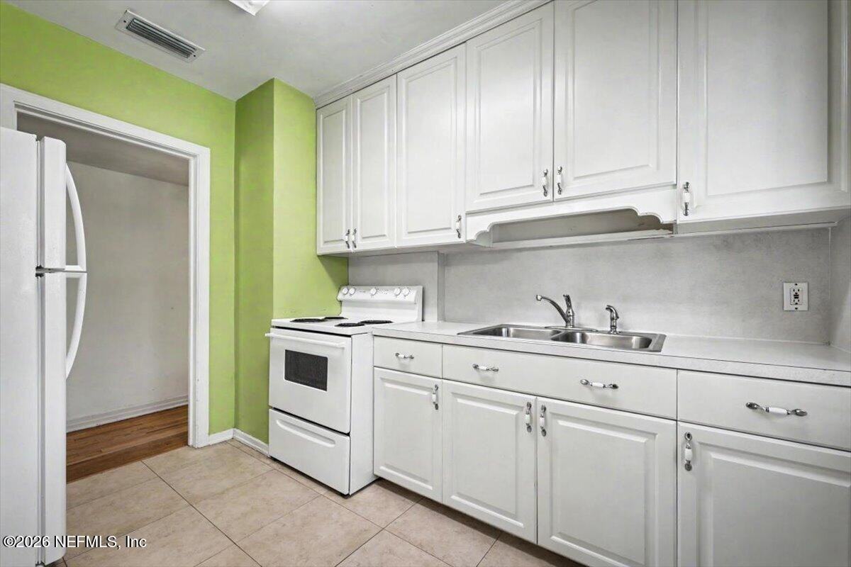 4252 Pinewood Ave - Photo 3 of 9