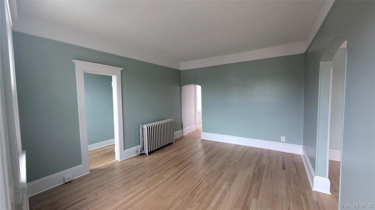 632 Middle Neck Rd - Photo 2 of 21