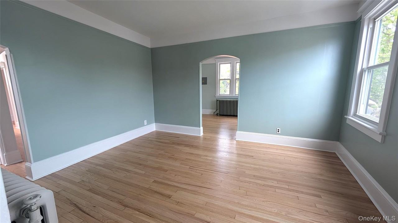 632 Middle Neck Rd - Photo 3 of 21