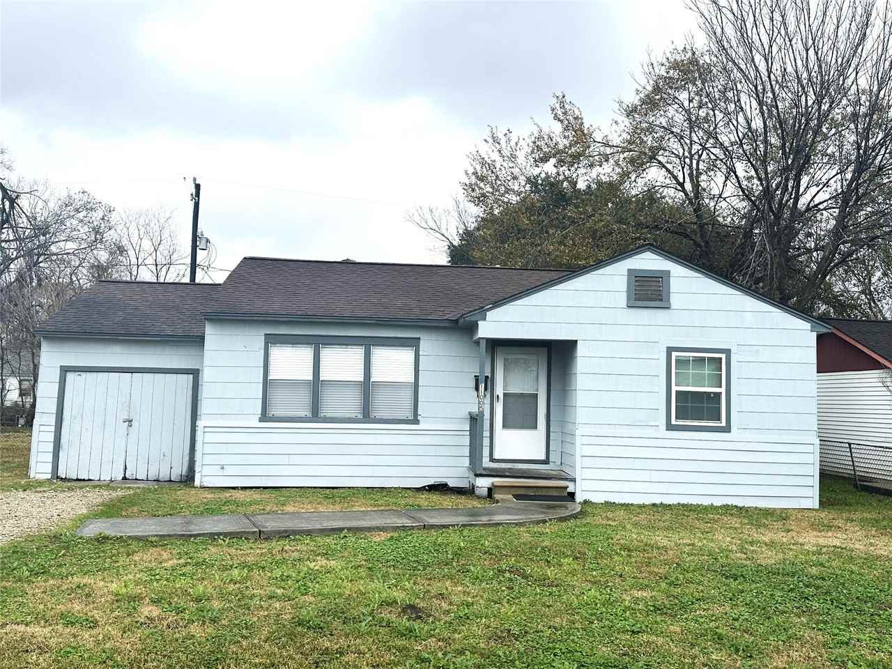 11005 Muscatine St - Photo 2 of 12