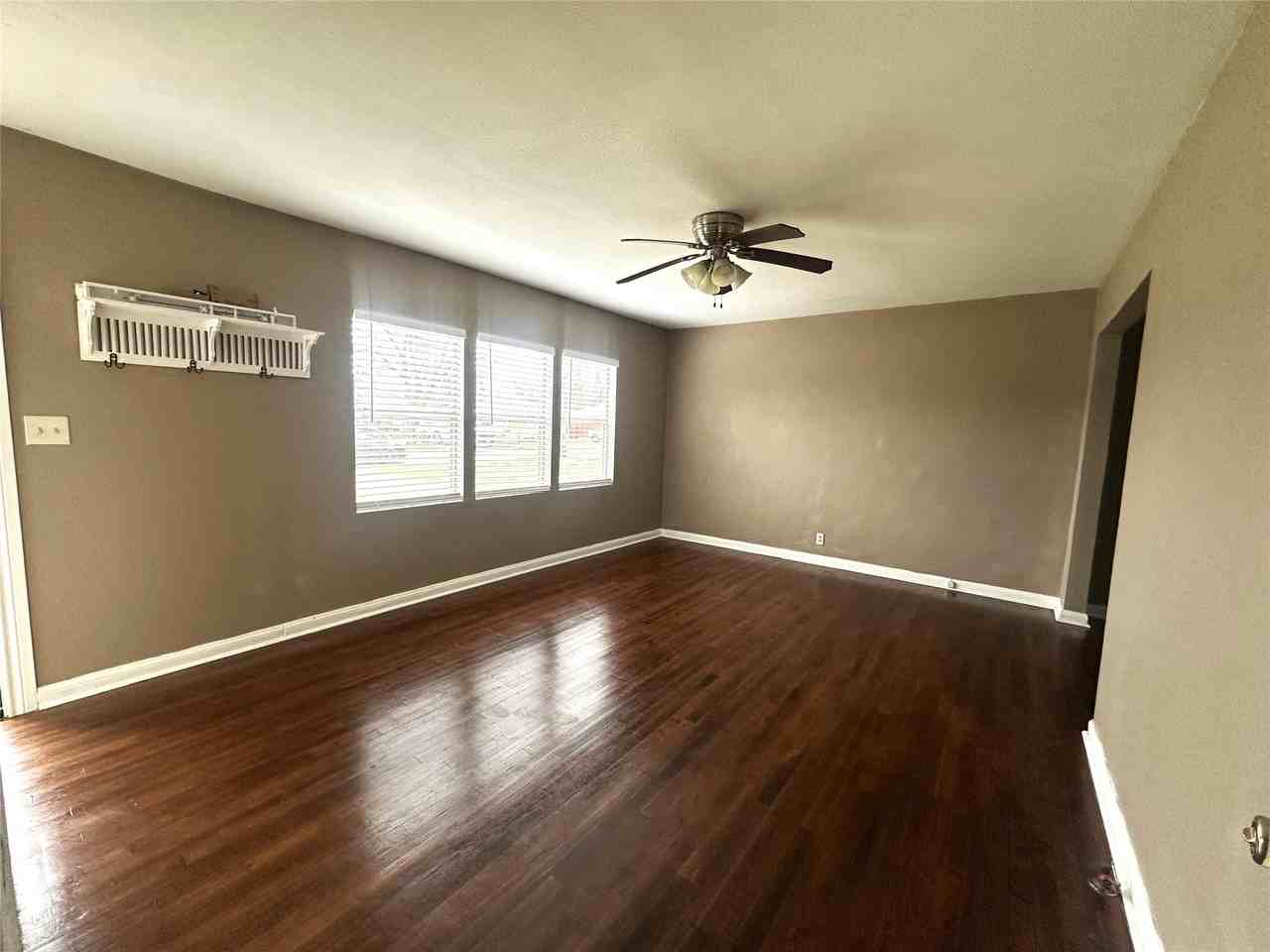 11005 Muscatine St - Photo 3 of 12
