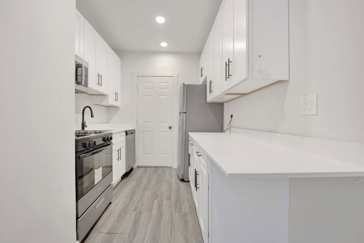 6405 N Wayne Ave #3 - Photo 6 of 8