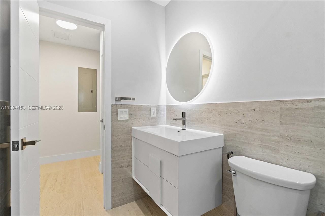 1347 Sw 14th Ave - Photo 3 of 8