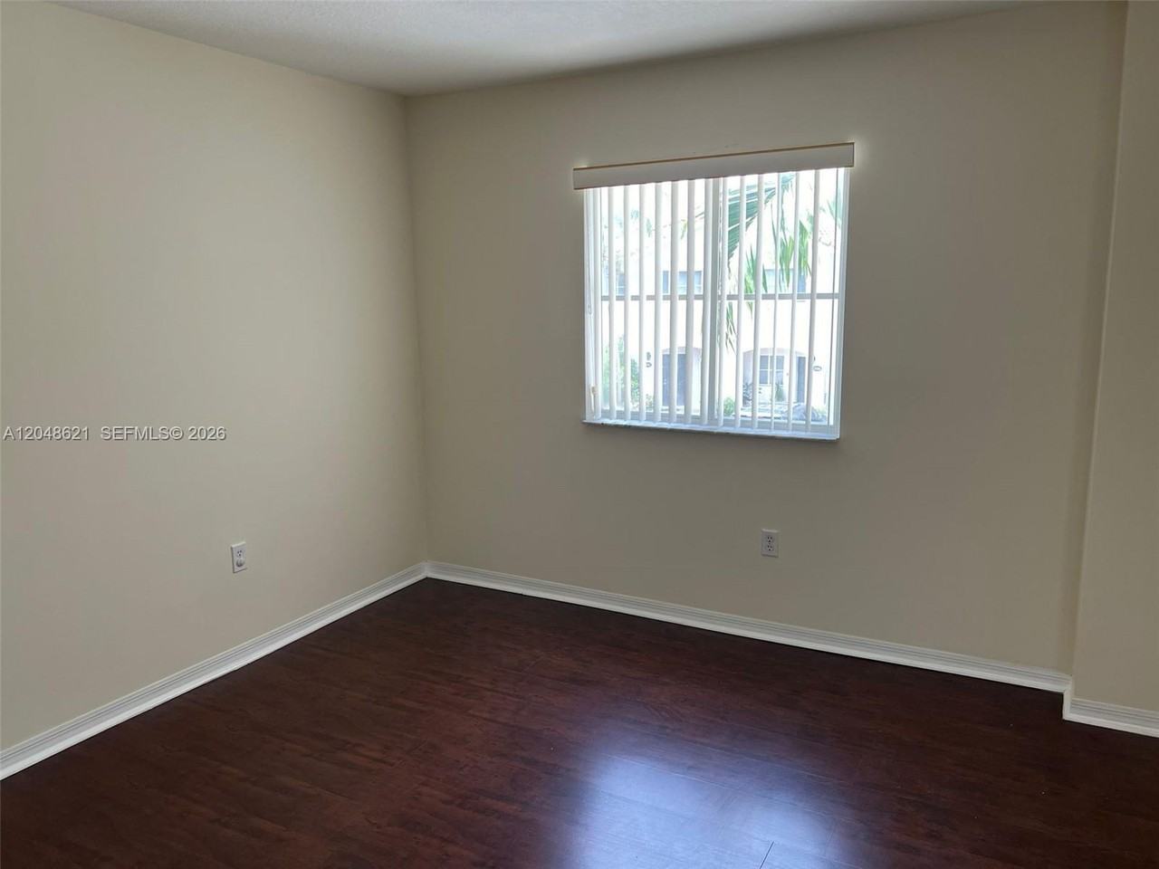 1581 Se 31st Ct - Photo 3 of 8