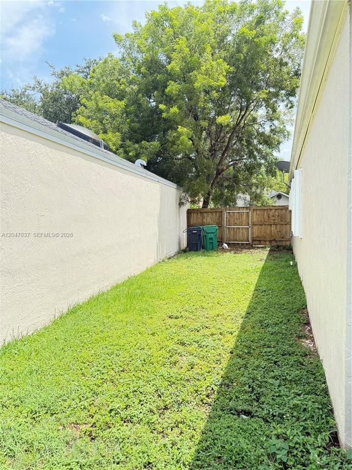 10113 Sw 223rd Ter - Photo 5 of 8