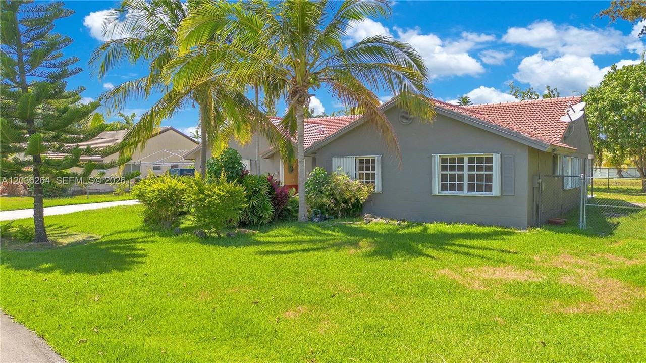 15241 Sw 150th St - Photo 3 of 8
