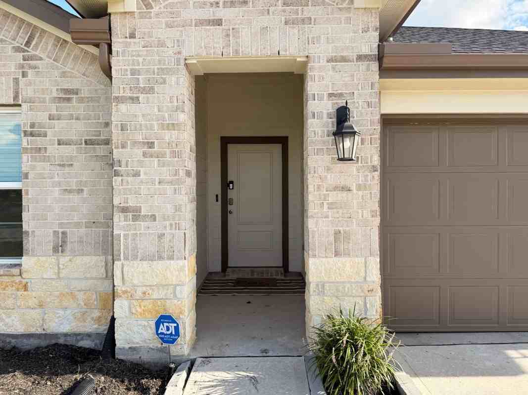 1210 Hughes Crossing Dr - Photo 3 of 31