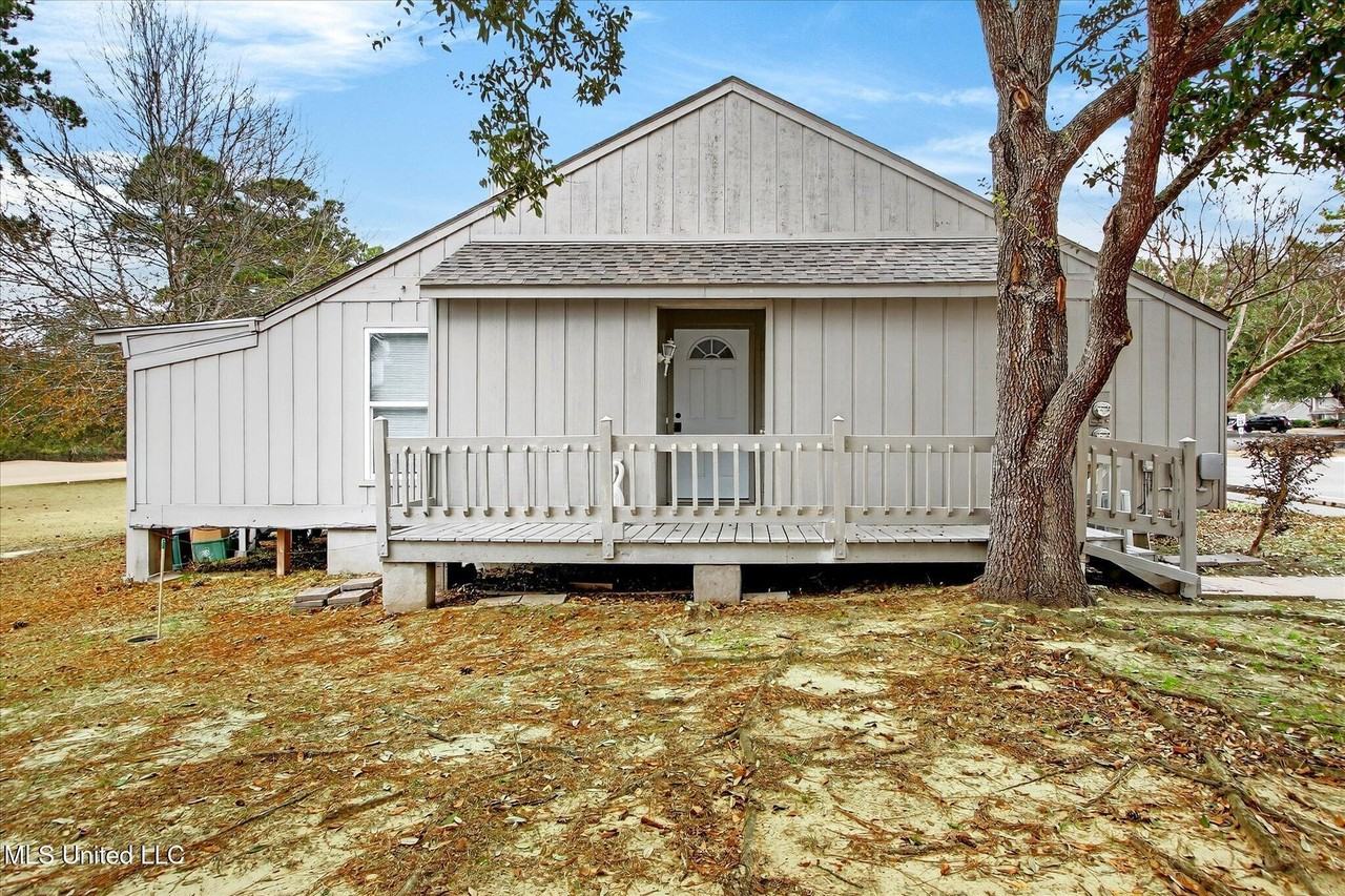 223 Highpoint Dr - Photo 3 of 17