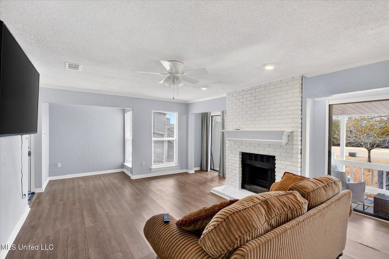 223 Highpoint Dr - Photo 5 of 17