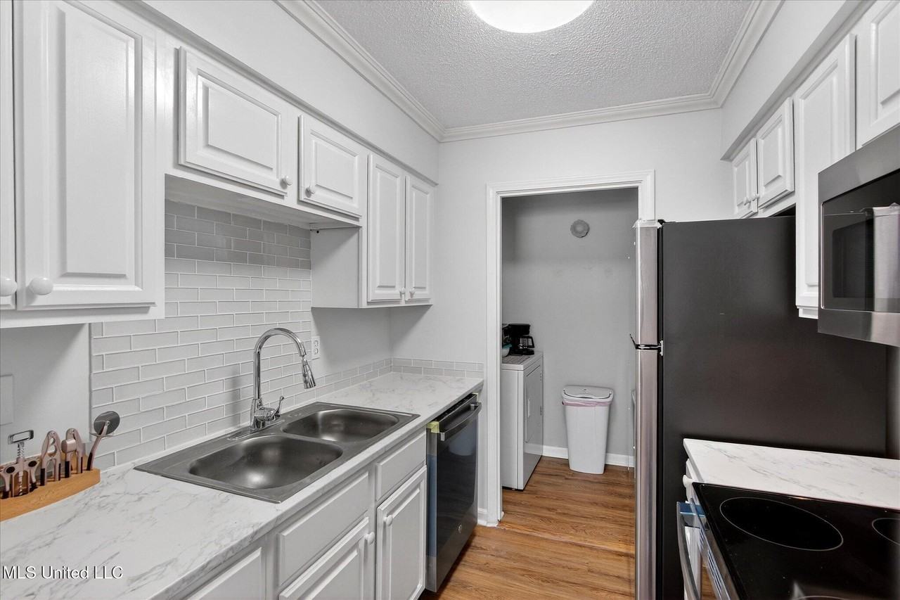 223 Highpoint Dr - Photo 6 of 17