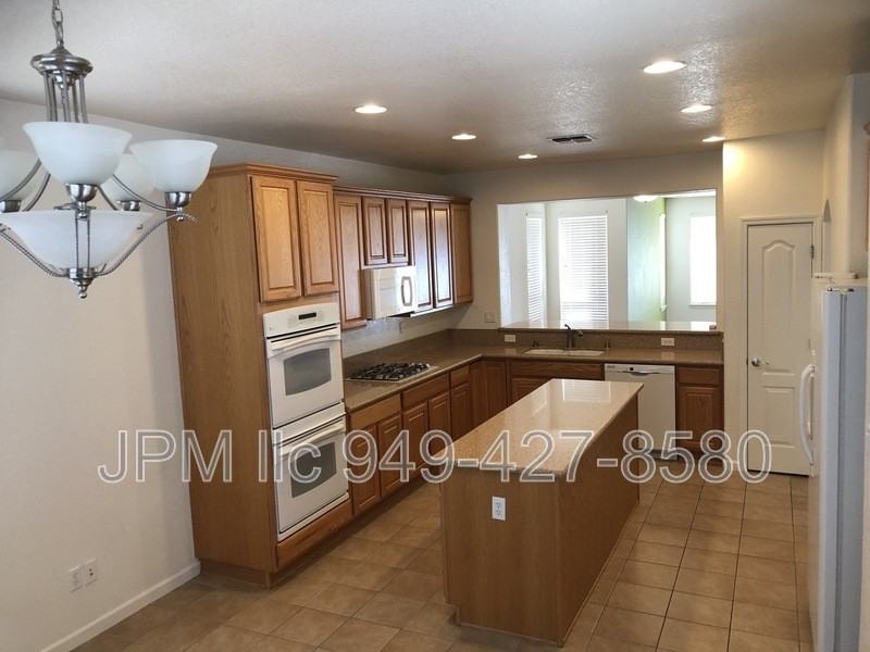 470 Shire Ct - Photo 3 of 12