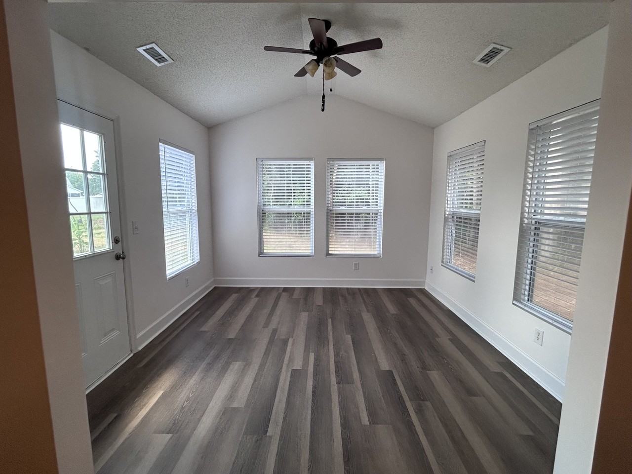 218 Bellegrove Dr - Photo 6 of 26