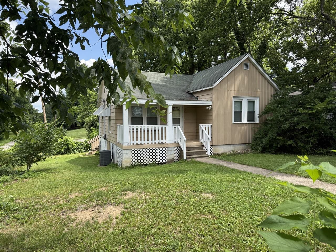 323 Ming St - Photo 2 of 10