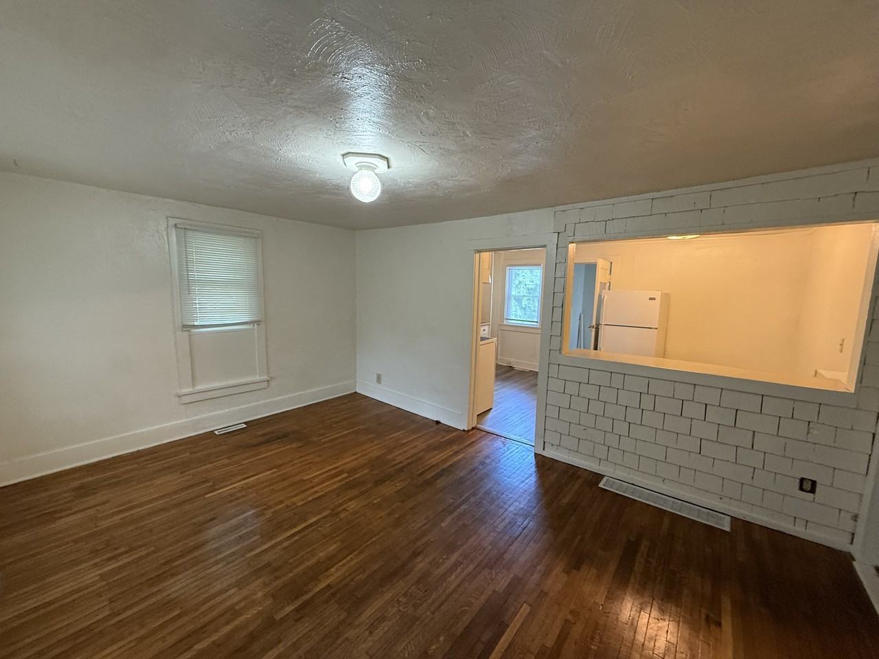 323 Ming St - Photo 3 of 10