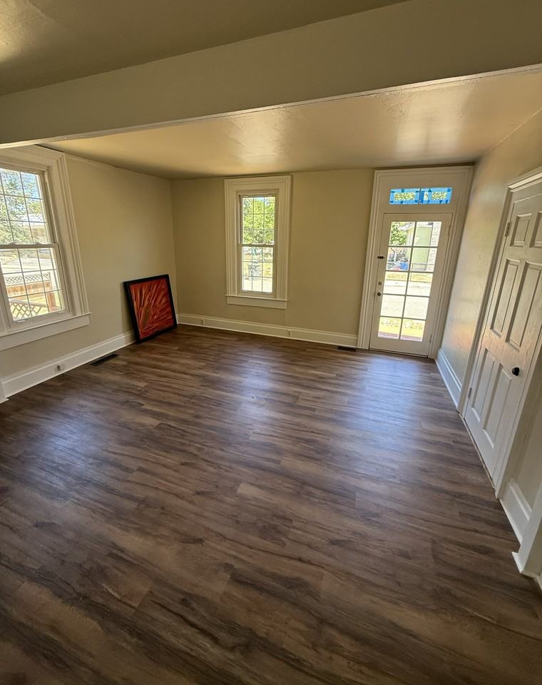 303 Pine St - Photo 3 of 8