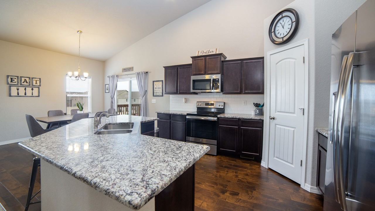 8141 Misty Moon Dr - Photo 5 of 34