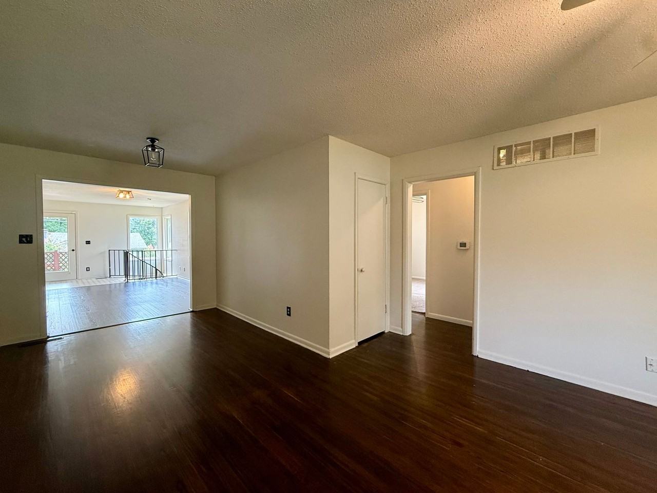 348 S Derby Ave - Photo 3 of 25