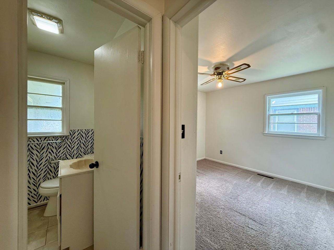 348 S Derby Ave - Photo 4 of 25